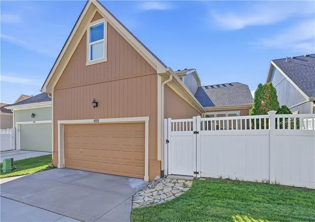 Photo 3 of Single family home for sale at 408 E 30th Avenue, Kansas City, MO 64116 | MLS# 2648789 | Listing updated on 2026-10-29