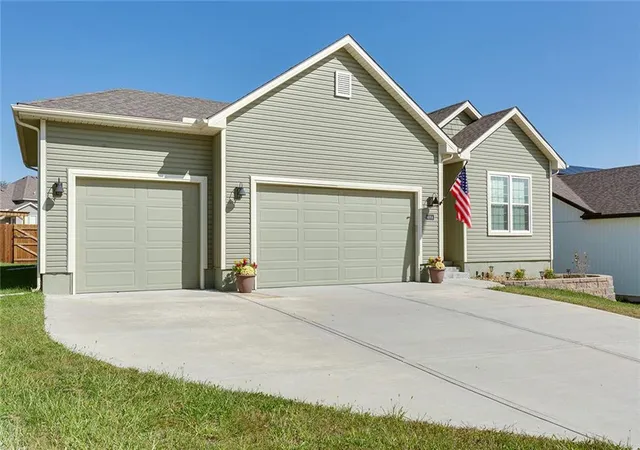 Single family home for sale at 4004 NW 96th Terrace, Kansas City, MO 64154 | MLS# 2648800