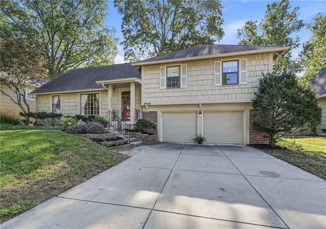 Photo 1 of Single family home for sale at 6525 W 100th Terrace, Overland Park, KS 66212 | MLS# 2648821 | Listing updated on 2026-10-27