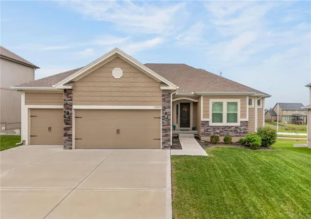 Single family home for sale at 11027 N Crystal Ave, Kansas City, MO 64156 | MLS# 2648828
