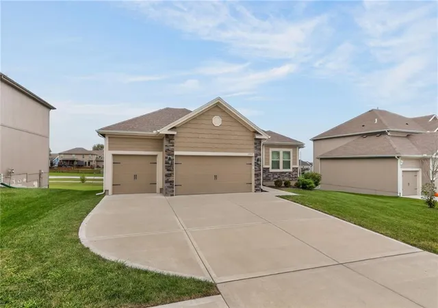 Photo 2 of Single family home for sale at 11027 N Crystal Ave, Kansas City, MO 64156 | MLS# 2648828 | Listing updated on 2026-10-29