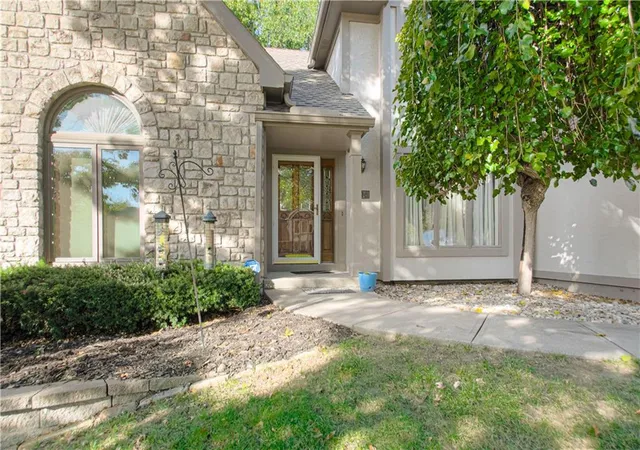 Photo 3 of Single family home for sale at 706 Kingston Dr, Liberty, MO 64068 | MLS# 2648833 | Listing updated on 2026-10-27