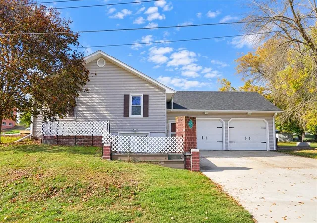 Photo 2 of Single family home for sale at 721 E Thompson St, Maryville, MO 64468 | MLS# 2648841 | Listing updated on 2026-10-27