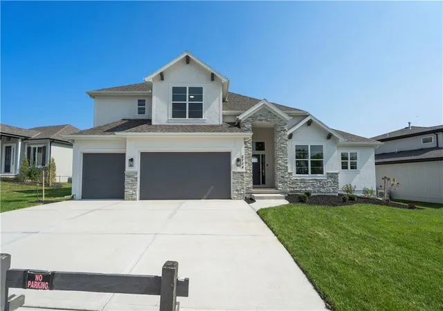 Photo 1 of Sale Pending at 14526 Pin Oak Ct, Kansas City, MO 64152 | MLS# 2648850 | Listing updated on 2026-10-26
