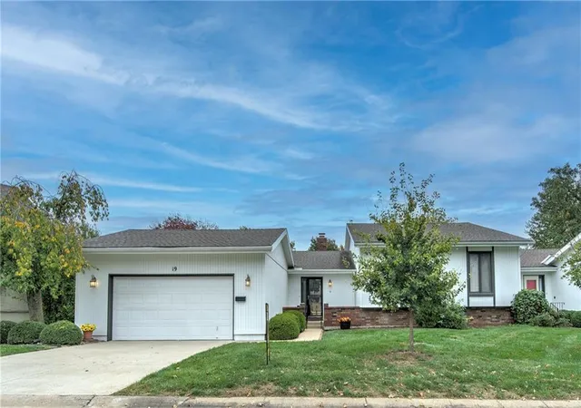 Townhouse for sale at 19 E Woodbridge Ln, Kansas City, MO 64145 | MLS# 2648867