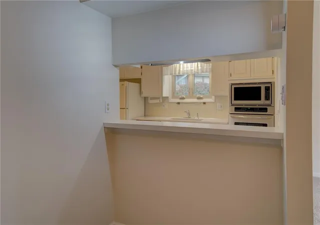 Photo 4 of Townhouse for sale at 19 E Woodbridge Ln, Kansas City, MO 64145 | MLS# 2648867 | Listing updated on 2026-10-28