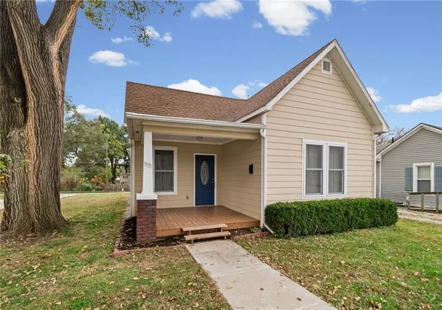 Photo 2 of Single family home for sale at 1331 Metropolitan Ave, Leavenworth, KS 66048 | MLS# 2648891 | Listing updated on 2026-10-29