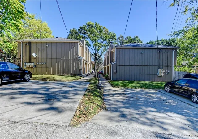 Photo 3 of House for sale at 4316 Jarboe St, Kansas City, MO 64111 | MLS# 2648892 | Listing updated on 2026-10-26