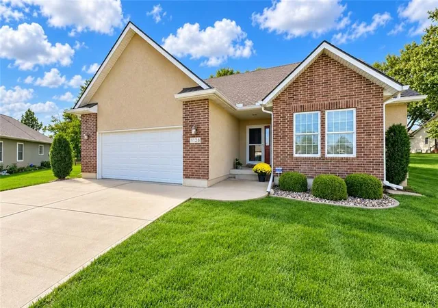 Single family home for sale at 1128 SW Hoke Ct, Lees Summit, MO 64081 | MLS# 2648896