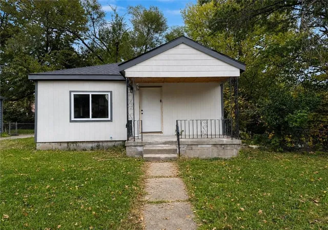 Single family home for sale at 5345 Park Ave, Kansas City, MO 64130 | MLS# 2648940