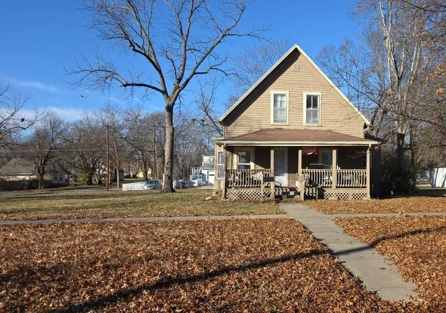 Single family home for sale at 632 S Cherry St, Ottawa, KS 66067 | MLS# 2648950