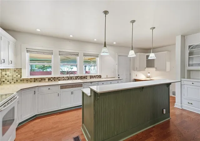 Photo 3 of Single family home for sale at 8816 Sleepy Holw Rd, Kansas City, MO 64114 | MLS# 2648952 | Listing updated on 2026-10-30