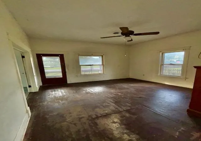 Photo 3 of Single family home for sale at 905 Union St, Oskaloosa, KS 66066 | MLS# 2648974 | Listing updated on 2026-10-29