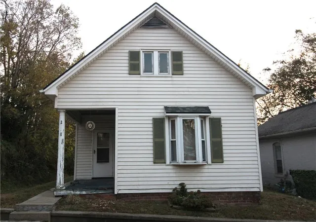 Single family home for sale at 218 Isabelle St, Saint Joseph, MO 64501 | MLS# 2648976