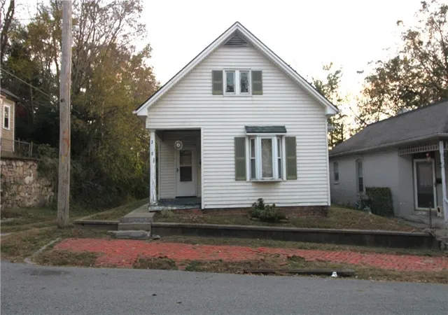 Photo 1 of Single family home for sale at 218 Isabelle St, Saint Joseph, MO 64501 | MLS# 2648976 | Listing updated on 2026-10-27