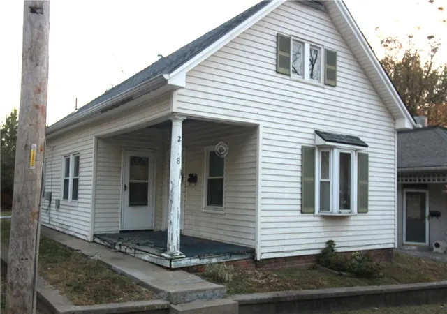 Photo 2 of Single family home for sale at 218 Isabelle St, Saint Joseph, MO 64501 | MLS# 2648976 | Listing updated on 2026-10-27
