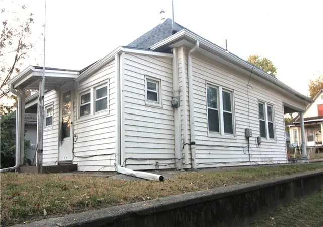 Photo 3 of Single family home for sale at 218 Isabelle St, Saint Joseph, MO 64501 | MLS# 2648976 | Listing updated on 2026-10-27