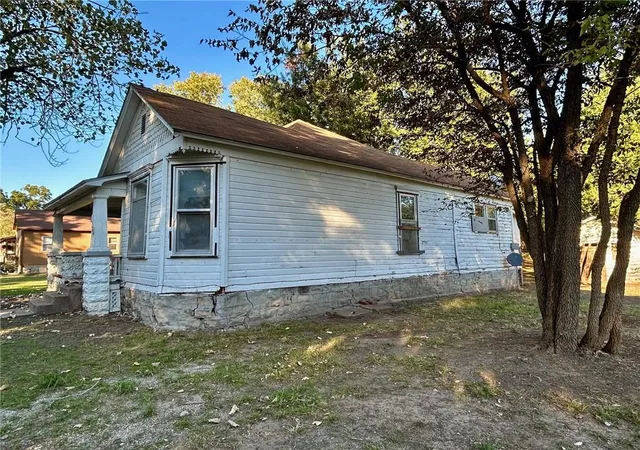 Photo 2 of Single family home for sale at 118 S 29th Street, Parsons, KS 67357 | MLS# 2648988 | Listing updated on 2026-10-28
