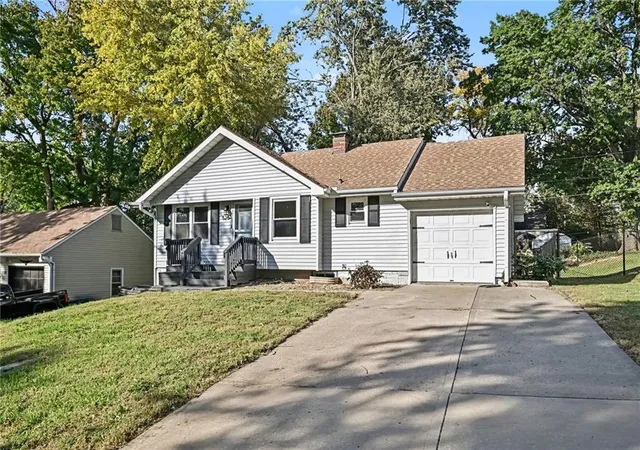 Photo 3 of Single family home for sale at 526 NE 43rd Street, Kansas City, MO 64116 | MLS# 2648991 | Listing updated on 2026-10-29