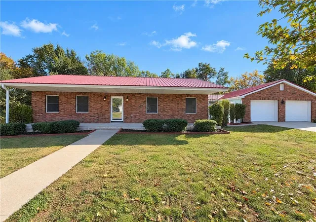 Single family home for sale at 4 Sunset Dr, Lexington, MO 64067 | MLS# 2648993