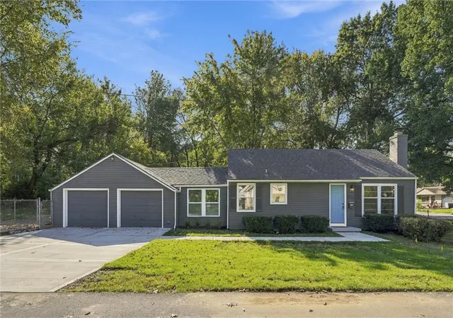 Photo 1 of Single family home for sale at 8001 Summit St, Kansas City, MO 64114 | MLS# 2649019 | Listing updated on 2026-10-29