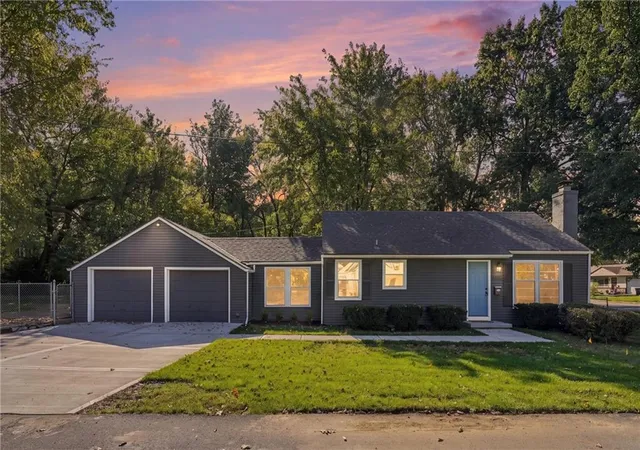 Photo 1 of Single family home for sale at 8001 Summit St, Kansas City, MO 64114 | MLS# 2649019 | Listing updated on 2026-10-29