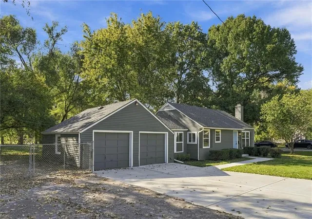 Photo 2 of Single family home for sale at 8001 Summit St, Kansas City, MO 64114 | MLS# 2649019 | Listing updated on 2026-10-29