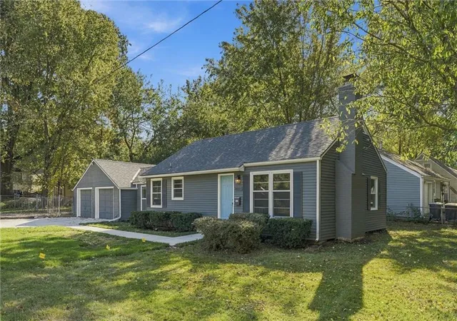 Photo 3 of Single family home for sale at 8001 Summit St, Kansas City, MO 64114 | MLS# 2649019 | Listing updated on 2026-10-29