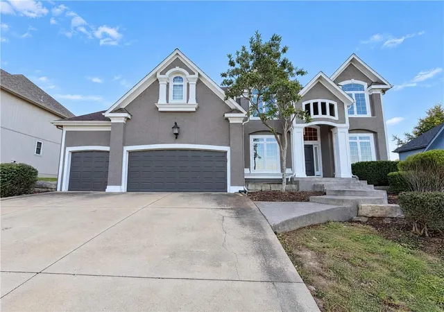 Single family home for sale at 4509 NE Ridgeline Cir, Lee's Summit, MO 64064 | MLS# 2649028