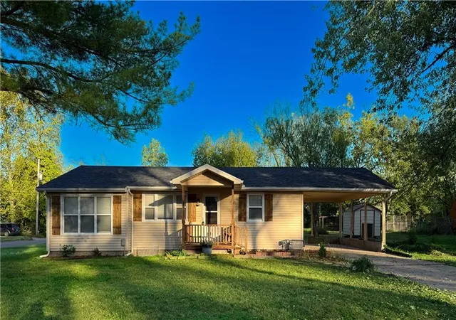 Single family home for sale at 924 N Elm St, Nevada, MO 64772 | MLS# 2649051
