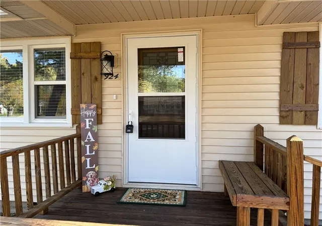 Photo 1 of Single family home for sale at 924 N Elm St, Nevada, MO 64772 | MLS# 2649051 | Listing updated on 2026-10-29