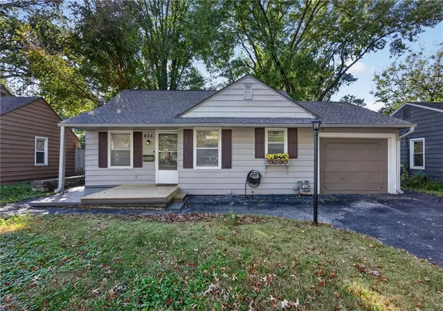 Single family home for sale at 611 W 85th Street, Kansas City, MO 64114 | MLS# 2649095