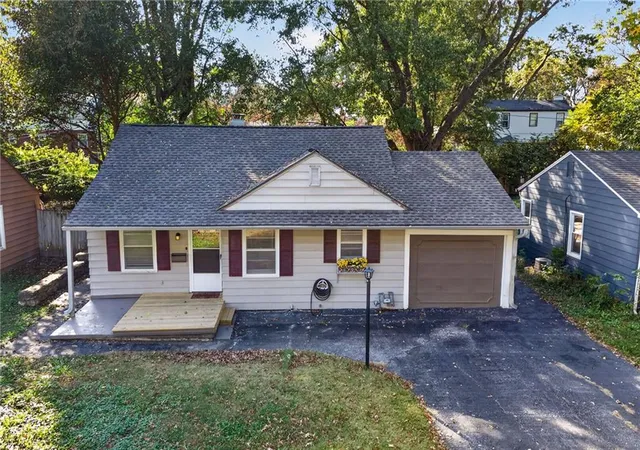 Photo 2 of Single family home for sale at 611 W 85th Street, Kansas City, MO 64114 | MLS# 2649095 | Listing updated on 2026-10-29