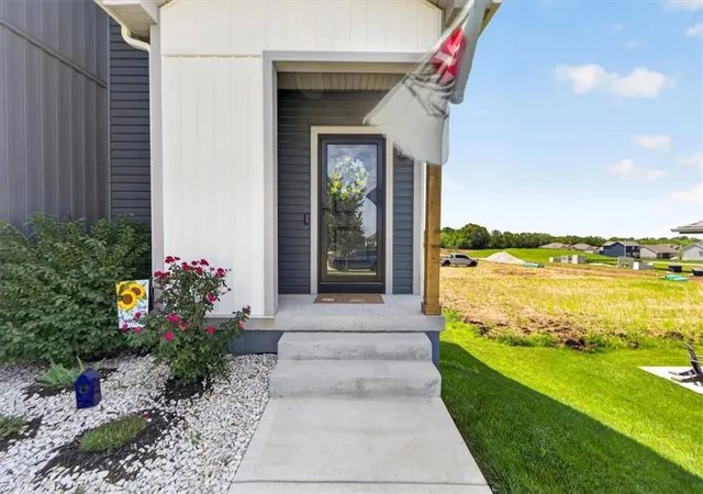 Photo 2 of Single family home for sale at 27301 E Cedar Grv Dr, Lees Summit, MO 64086 | MLS# 2649105 | Listing updated on 2026-10-30