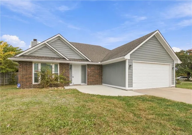 Single family home for sale at 1011 Coventry Dr, Warrensburg, MO 64093 | MLS# 2649148 | Listing updated on 2026-10-28
