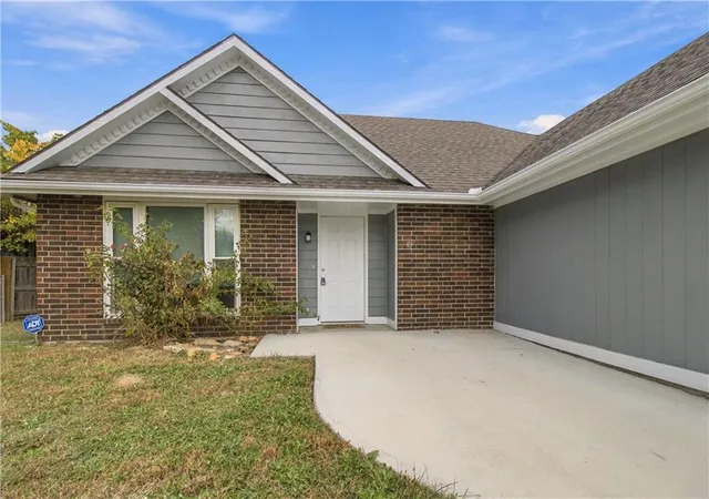 Photo 1 of Single family home for sale at 1011 Coventry Dr, Warrensburg, MO 64093 | MLS# 2649148 | Listing updated on 2026-10-28