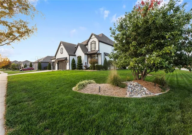Photo 3 of Single family home for sale at 2900 NW Thoreau Dr, Lees Summit, MO 64081 | MLS# 2649194 | Listing updated on 2026-10-28