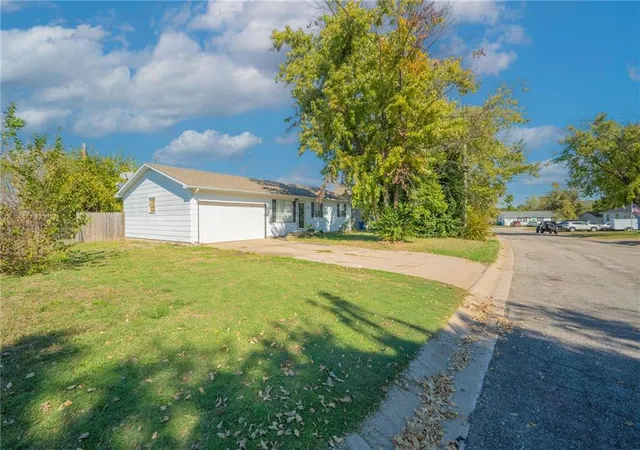 Photo 3 of Single family home for sale at 1417 Wimer Pl, Joplin, MO 64804 | MLS# 2649224 | Listing updated on 2026-10-28