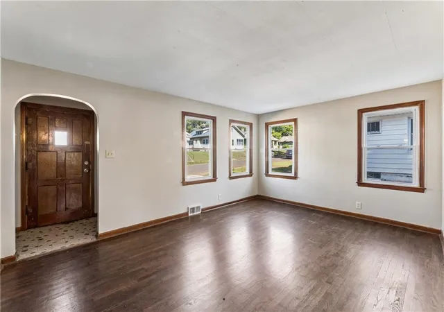Photo 3 of Single family home for sale at 1609 Oneida St, Lexington, MO 64067 | MLS# 2649272 | Listing updated on 2026-10-28