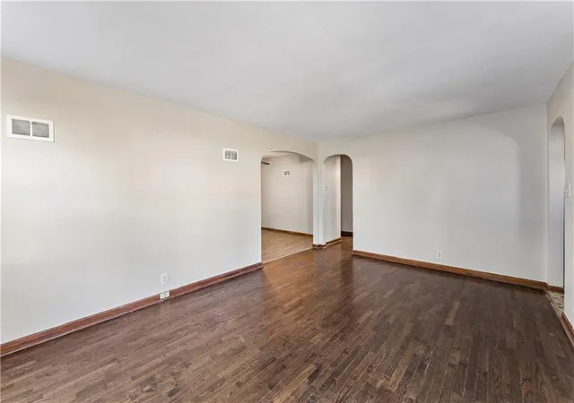 Photo 3 of Single family home for sale at 1609 Oneida St, Lexington, MO 64067 | MLS# 2649272 | Listing updated on 2026-10-28