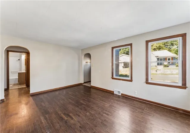 Photo 4 of Single family home for sale at 1609 Oneida St, Lexington, MO 64067 | MLS# 2649272 | Listing updated on 2026-10-28
