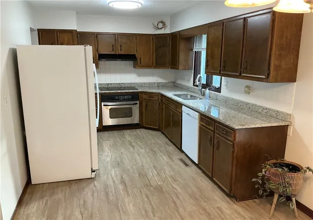 Photo 4 of Single family home for sale at 325 N Spruce St, Garnett, KS 66032 | MLS# 2649280 | Listing updated on 2026-10-29