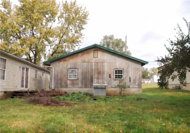 Photo 3 of Single family home for sale at 1801 5th Avenue, Leavenworth, KS 66048 | MLS# 2649281 | Listing updated on 2026-10-29