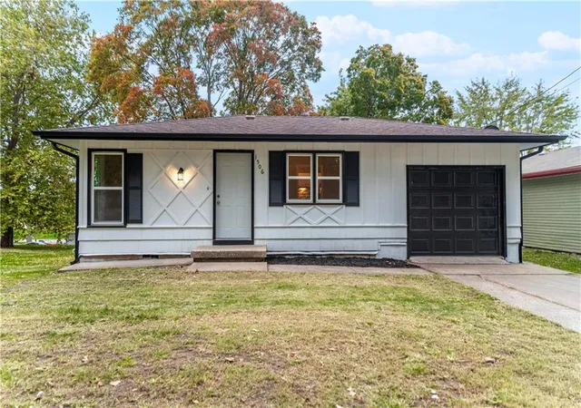 Photo 1 of Single family home for sale at 1506 S Sharp Ave, Marshall, MO 65340 | MLS# 2649321 | Listing updated on 2026-10-29