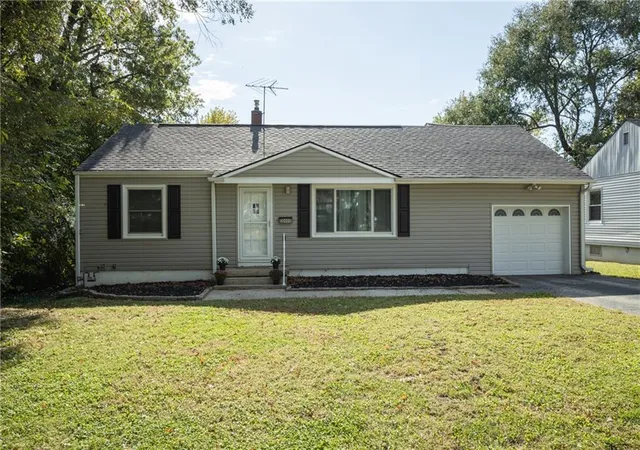 Single family home for sale at 10001 E 34th Street, Independence, MO 64052 | MLS# 2649349