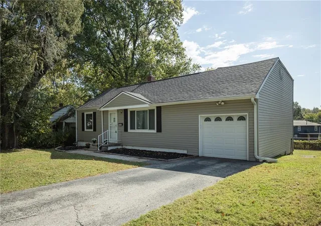 Photo 3 of Single family home for sale at 10001 E 34th Street, Independence, MO 64052 | MLS# 2649349 | Listing updated on 2026-10-29