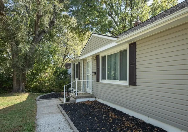 Photo 4 of Single family home for sale at 10001 E 34th Street, Independence, MO 64052 | MLS# 2649349 | Listing updated on 2026-10-29