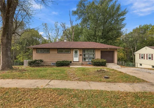 Single family home for sale at 5332 Hunter St, Raytown, MO 64133 | MLS# 2649357