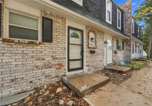 Photo 1 of Townhouse for sale at 6938 Nw Chapel Woods Ln, Kansas City, MO 64152 | MLS# 2649379 | Listing updated on 2026-10-29