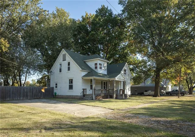 Photo 1 of Single family home for sale at 402 E Summerfield Ave, Leeton, MO 64761 | MLS# 2649383 | Listing updated on 2026-10-29